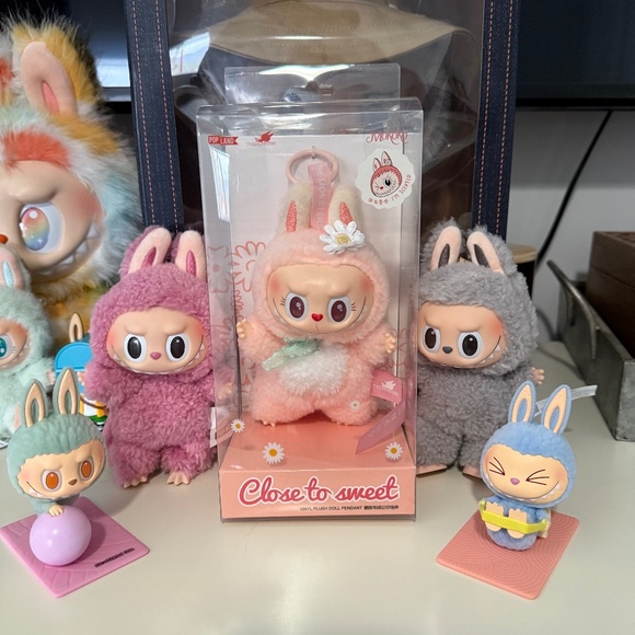 New Pop Mart Labubu The Monsters closet to sweet pendent. - Picture 1 of 9